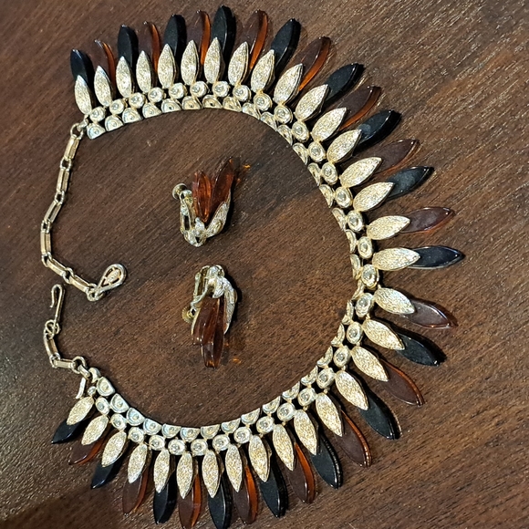 Vintage  1960s Coro Egyptian Revival Collar and Matching Clip on Earrings - Picture 11 of 11